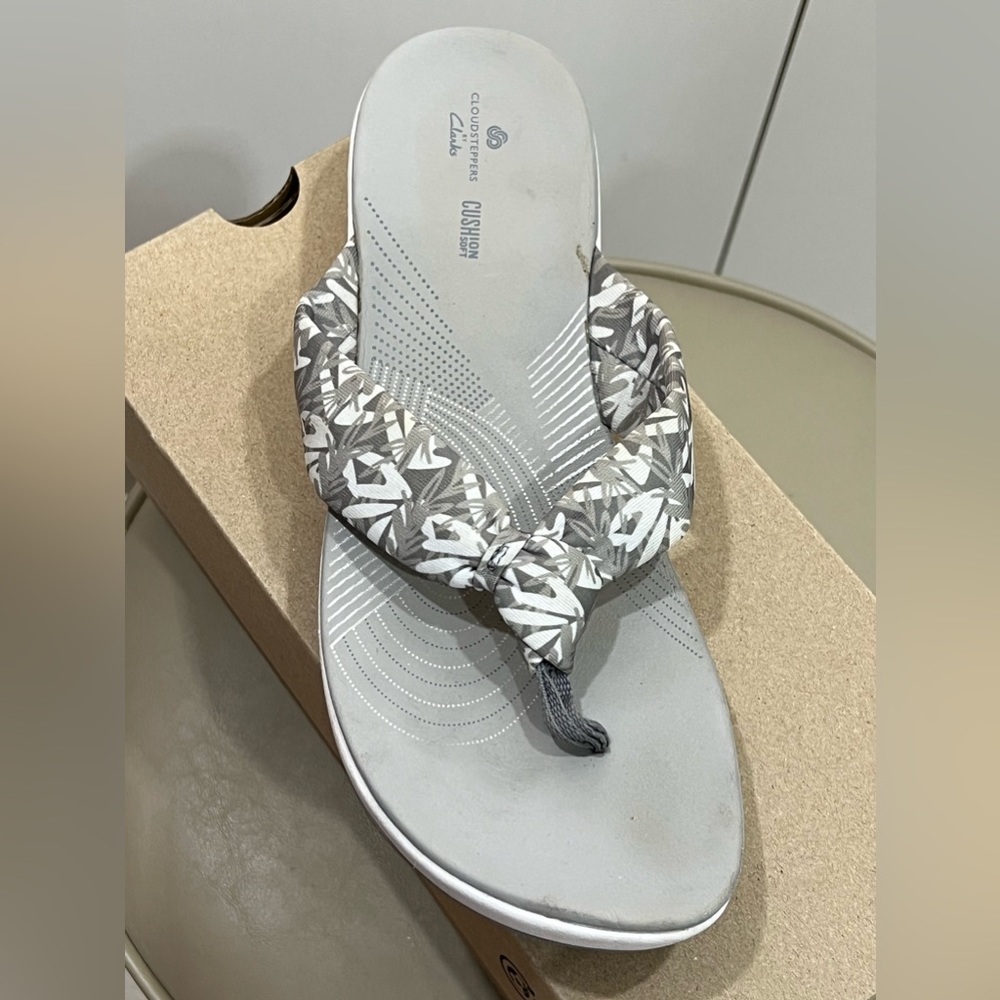 Size 11 Clarks by Cloudsteppers washable flip flops. Gray and White Tropical NEW